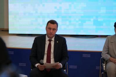 Романа Бусаргина избрали секретарем реготделения "Единой России"
Романа Бусаргина избрали секретарем реготделения "Единой России"