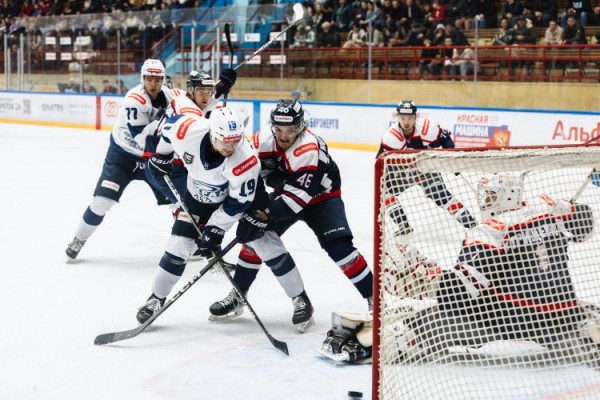 «Кристалл» в первом матче домашней серии одержал победу над «Бураном». «Кристалл» в первом матче домашней серии одержал победу над «Бураном».