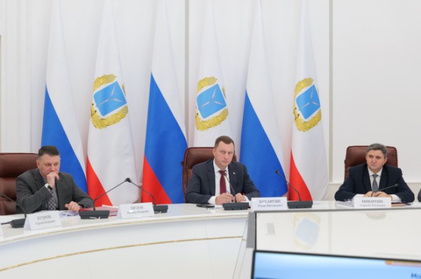 Губернатор провел постоянно действующее совещание     