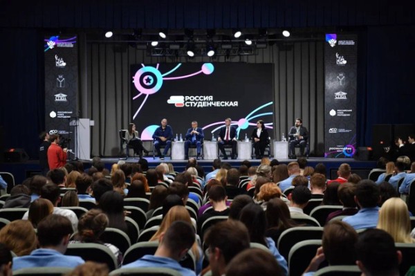 В Саратове прошла церемония открытия X Общероссийского образовательного форума «Россия студенческая» В Саратове прошла церемония открытия X Общероссийского образовательного форума «Россия студенческая»