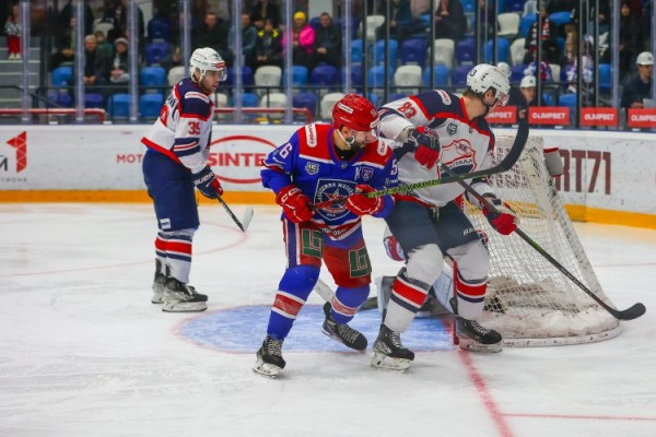 &laquo;Кристалл&raquo; в первом матче выездной серии уступил &laquo;АКМ&raquo;