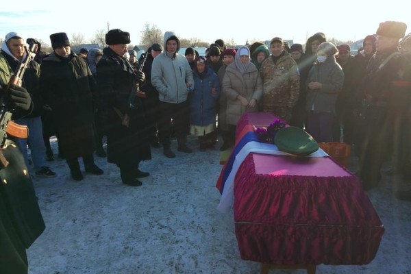 В Пугачевском районе в связи с похоронами участника СВО перенесли шествие Дедов Морозов В Пугачевском районе в связи с похоронами участника СВО перенесли шествие Дедов Морозов