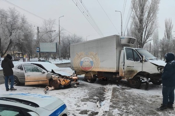 На проспекте 50 лет Октября &laquo;Газель&raquo; столкнулась с иномаркой: есть пострадавшая