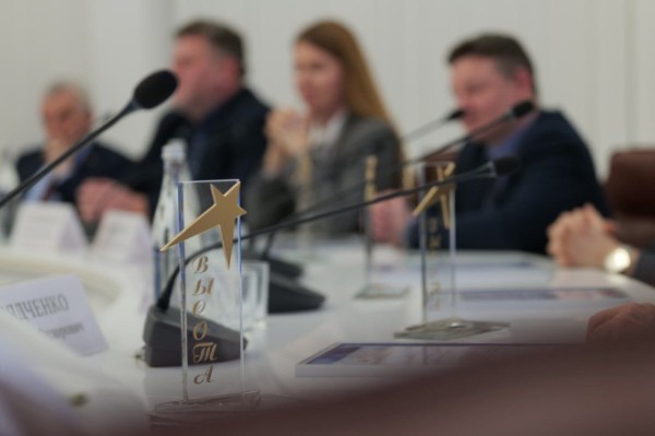 Роман Бусаргин наградил лучших преподавателей саратовских вузов