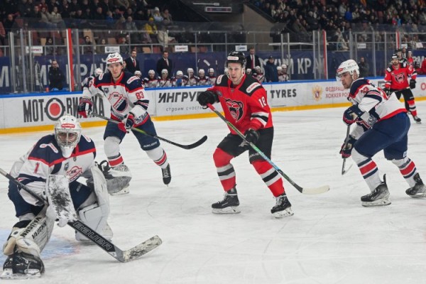 &laquo;Кристалл&raquo; на выезде уступил &laquo;Молоту&raquo;