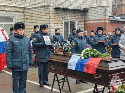 
В Саратове и Питерке прошли похороны погибших на пожаре в Энгельсе сотрудников МЧС					