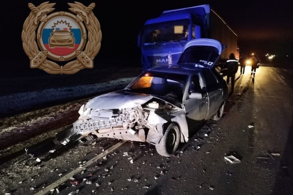 «Двенадцатая» с подростком за рулём въехала в стоящий грузовик: пострадали четыре человека «Двенадцатая» с подростком за рулём въехала в стоящий грузовик: пострадали четыре человека