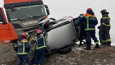 
На трассе под Татищево фура протаранила иномарку. Погибшую извлекали специнструментом					