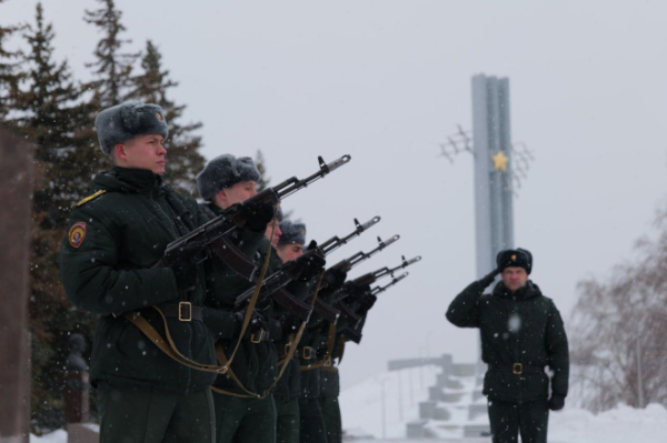 Вместе с саратовцами губернатор Роман Бусаргин возложил цветы к Вечному огню Вместе с саратовцами губернатор Роман Бусаргин возложил цветы к Вечному огню