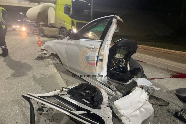 Mercedes врезался в опору моста: водитель погиб