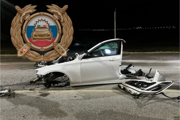 Mercedes врезался в опору моста: водитель погиб