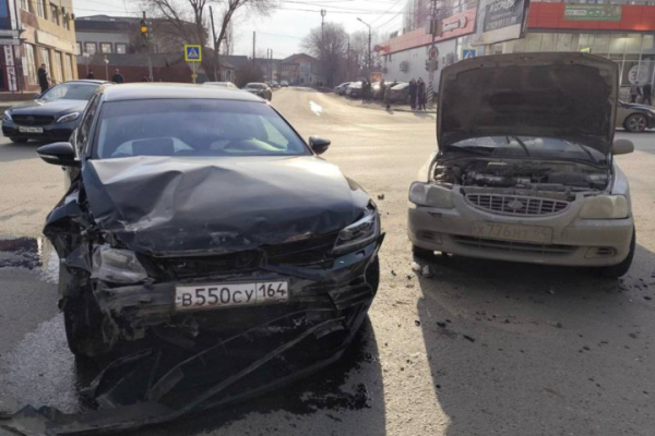 Четыре человека, включая двух детей, пострадали в столкновении иномарок в Энгельсе Четыре человека, включая двух детей, пострадали в столкновении иномарок в Энгельсе