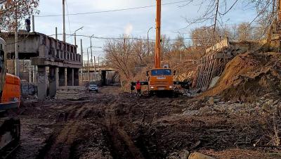 
На Стрелке в Саратове снесли пролет моста					