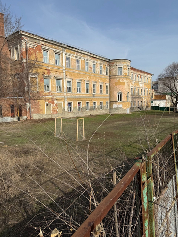 Изнанка образования семь лет спустя: кошмары школы-памятника в Саратове скрыли за забором (фото и видео) Изнанка образования семь лет спустя: кошмары школы-памятника в Саратове скрыли за забором (фото и видео)