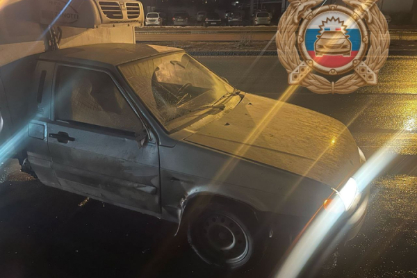 В центре Саратова иномарка въехала в здание: есть пострадавшая 