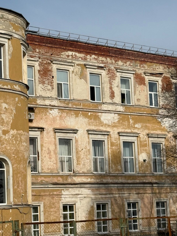 Изнанка образования семь лет спустя: кошмары школы-памятника в Саратове скрыли за забором (фото и видео) Изнанка образования семь лет спустя: кошмары школы-памятника в Саратове скрыли за забором (фото и видео)