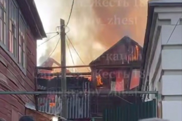 В Саратове загорелся дом, где жила семья писателя Константина Федина