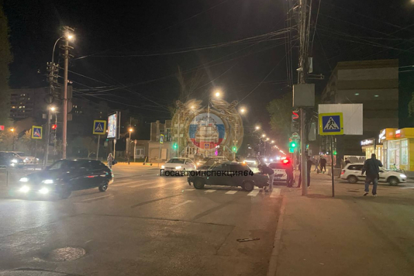 В тройной аварии на Рахова пострадал пешеход-подросток (одна из машин перевернулась)