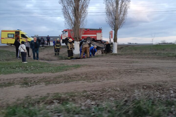 &laquo;Нива&raquo; слетела с энгельсской дороги и перевернулась