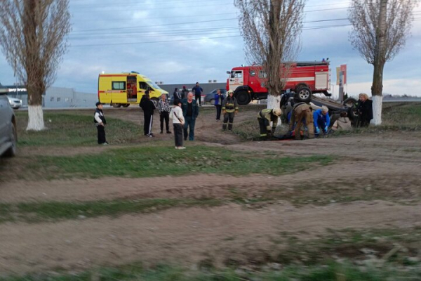 &laquo;Нива&raquo; слетела с энгельсской дороги и перевернулась