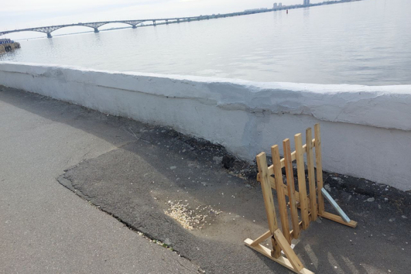 &laquo;Можно устраивать бег с препятствиями&raquo;: саратовчанка пожаловалась, что из-за провалов на набережной неудобно гулять