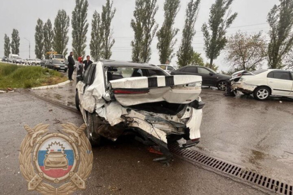 Водитель иномарки врезался в две машины и попал в больницу Водитель иномарки врезался в две машины и попал в больницу