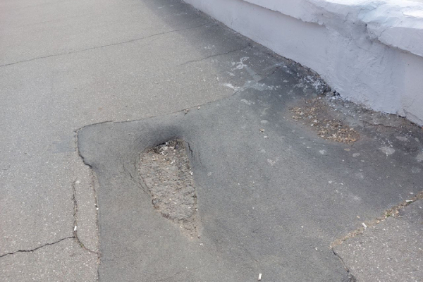 &laquo;Можно устраивать бег с препятствиями&raquo;: саратовчанка пожаловалась, что из-за провалов на набережной неудобно гулять