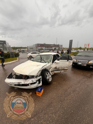 Водитель иномарки врезался в две машины и попал в больницу Водитель иномарки врезался в две машины и попал в больницу
