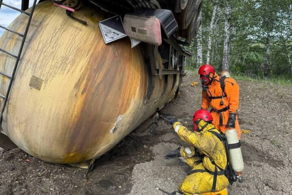 В Вольском районе перевернулась цистерна с соляной кислотой