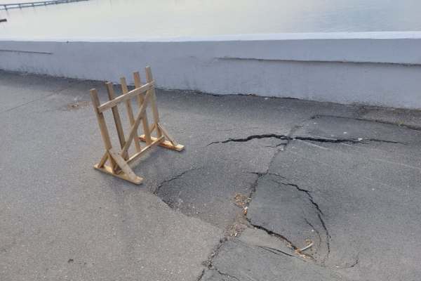 &laquo;Можно устраивать бег с препятствиями&raquo;: саратовчанка пожаловалась, что из-за провалов на набережной неудобно гулять