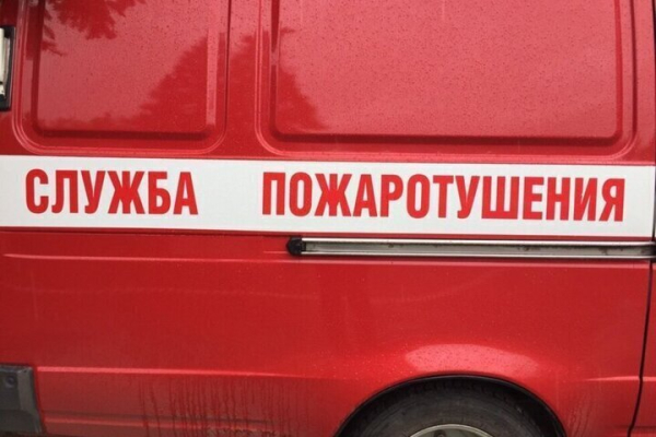 Пожарным пришлось спасать жителей горящего четырёхэтажного дома в Красном Куте