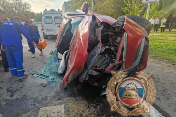 В Энгельсе &laquo;Лада&raquo; перевернулась после столкновения с иномаркой: трое в больнице 