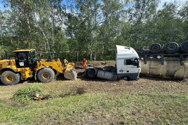 В Вольском районе перевернулась цистерна с соляной кислотой