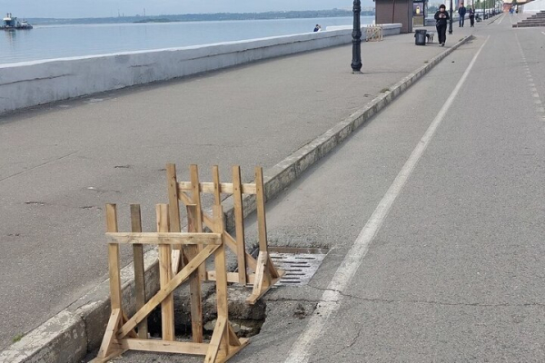 &laquo;Можно устраивать бег с препятствиями&raquo;: саратовчанка пожаловалась, что из-за провалов на набережной неудобно гулять