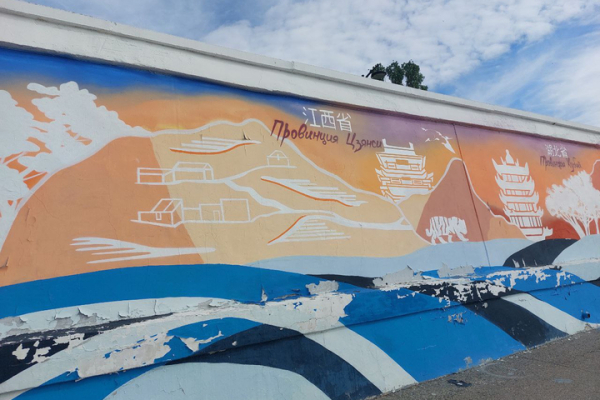 &laquo;Можно устраивать бег с препятствиями&raquo;: саратовчанка пожаловалась, что из-за провалов на набережной неудобно гулять