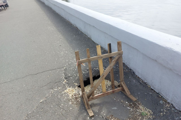 &laquo;Можно устраивать бег с препятствиями&raquo;: саратовчанка пожаловалась, что из-за провалов на набережной неудобно гулять
