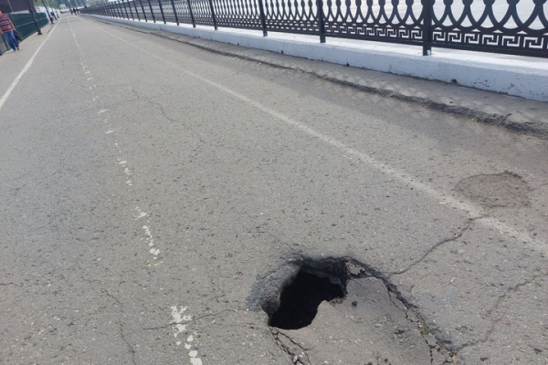 &laquo;Можно устраивать бег с препятствиями&raquo;: саратовчанка пожаловалась, что из-за провалов на набережной неудобно гулять