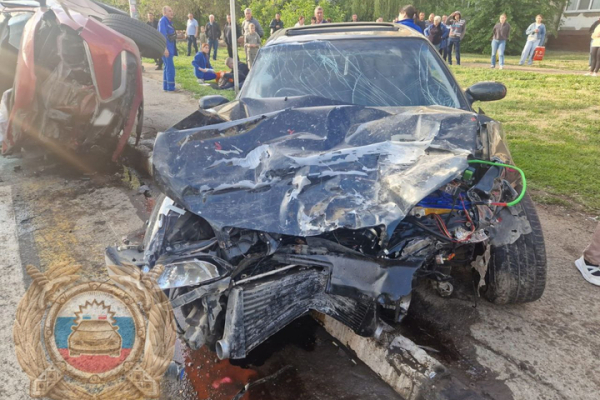 В Энгельсе &laquo;Лада&raquo; перевернулась после столкновения с иномаркой: трое в больнице 