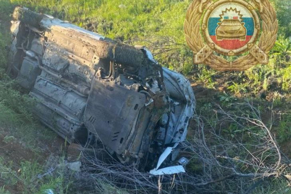 Один человек погиб и двое пострадали в перевернувшейся иномарке в Вольском районе