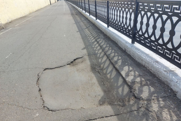 &laquo;Можно устраивать бег с препятствиями&raquo;: саратовчанка пожаловалась, что из-за провалов на набережной неудобно гулять