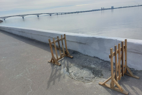 &laquo;Можно устраивать бег с препятствиями&raquo;: саратовчанка пожаловалась, что из-за провалов на набережной неудобно гулять