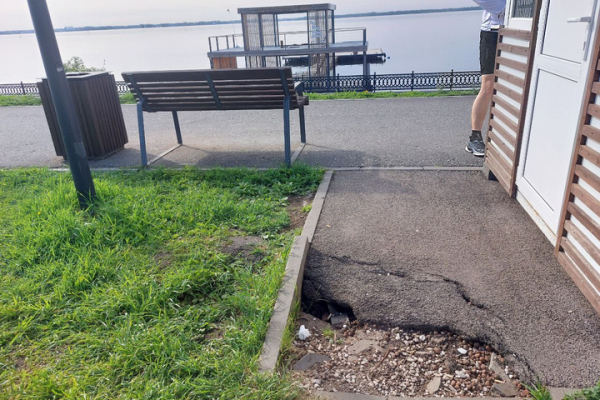 &laquo;Можно устраивать бег с препятствиями&raquo;: саратовчанка пожаловалась, что из-за провалов на набережной неудобно гулять