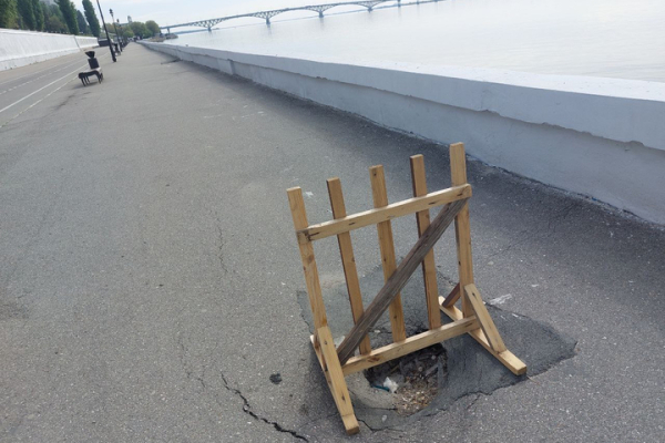 &laquo;Можно устраивать бег с препятствиями&raquo;: саратовчанка пожаловалась, что из-за провалов на набережной неудобно гулять