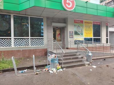 
В центре Балаково перед "Пятерочкой" прошел мусорный ветер					