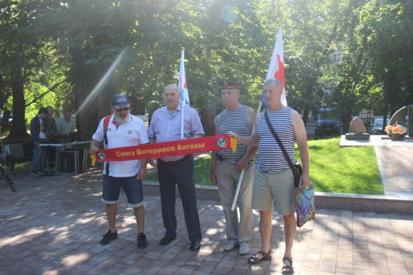 День ВМФ в Саратове: в &laquo;Липках&raquo; прошел митинг, в Волгу опустили венок в честь погибших воинов (фоторепортаж)