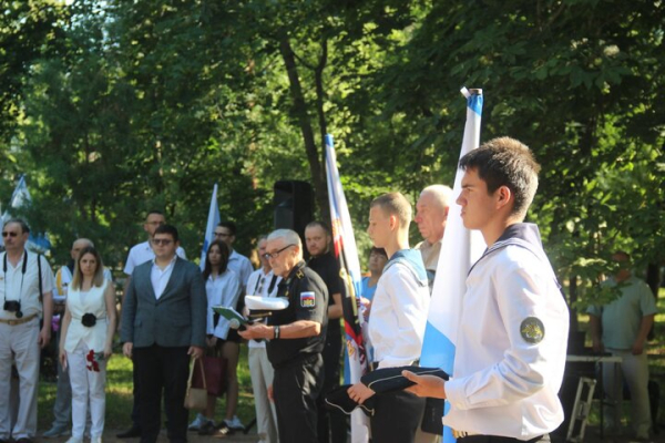 День ВМФ в Саратове: в &laquo;Липках&raquo; прошел митинг, в Волгу опустили венок в честь погибших воинов (фоторепортаж)