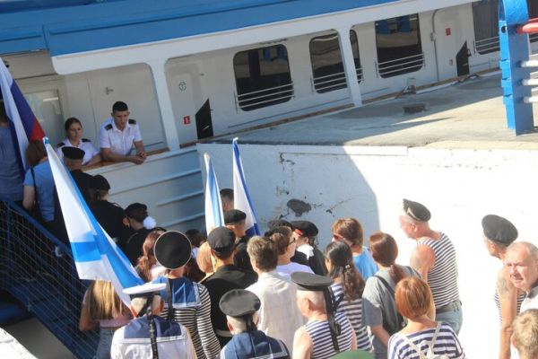 День ВМФ в Саратове: в &laquo;Липках&raquo; прошел митинг, в Волгу опустили венок в честь погибших воинов (фоторепортаж)