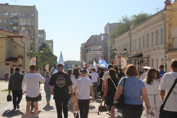 День ВМФ в Саратове: в &laquo;Липках&raquo; прошел митинг, в Волгу опустили венок в честь погибших воинов (фоторепортаж)