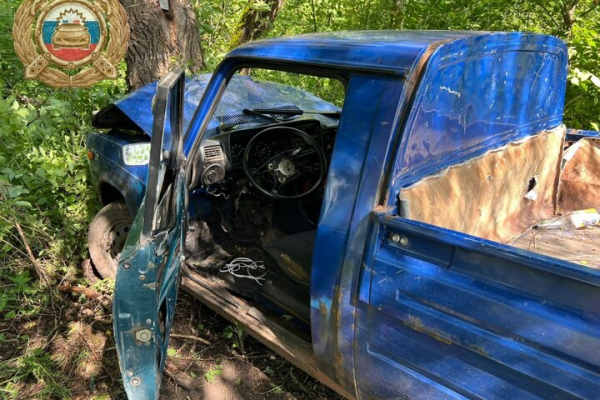 Подросток на электроскутере попал в аварию, пикап врезался в дерево