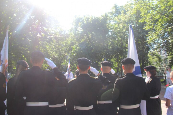 День ВМФ в Саратове: в &laquo;Липках&raquo; прошел митинг, в Волгу опустили венок в честь погибших воинов (фоторепортаж)